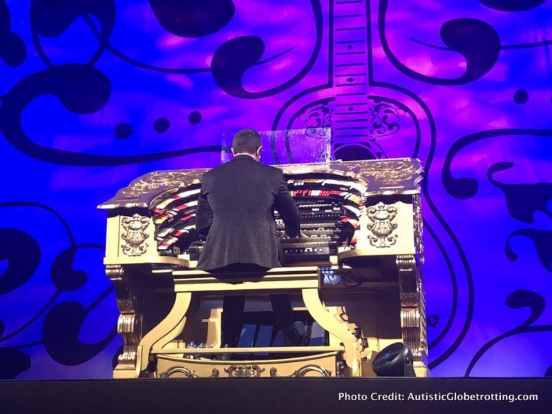 Visiting Hollywood's iconic El Capitan Theatre with Kids piano player guy